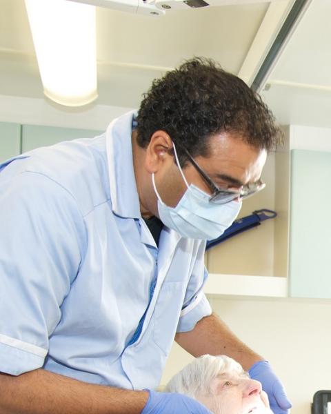 dentist with patient alt=""