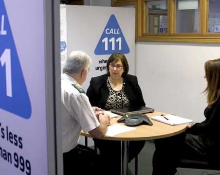 NHS-111-team-meeting (alt="")