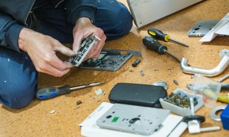 joiner fixing lock