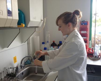 Rebecca Cohen working in lab