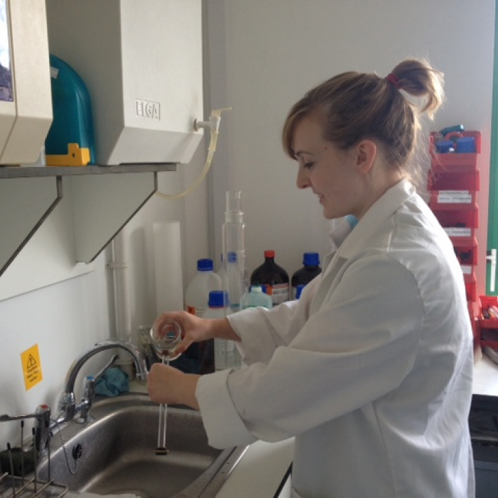 Rebecca Cohen working in lab